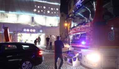 (Foto, video) Požar u garaži na Obilićevom vencu! Zapalila se mreža na fasadi, na terenu policija i vatrogasci
