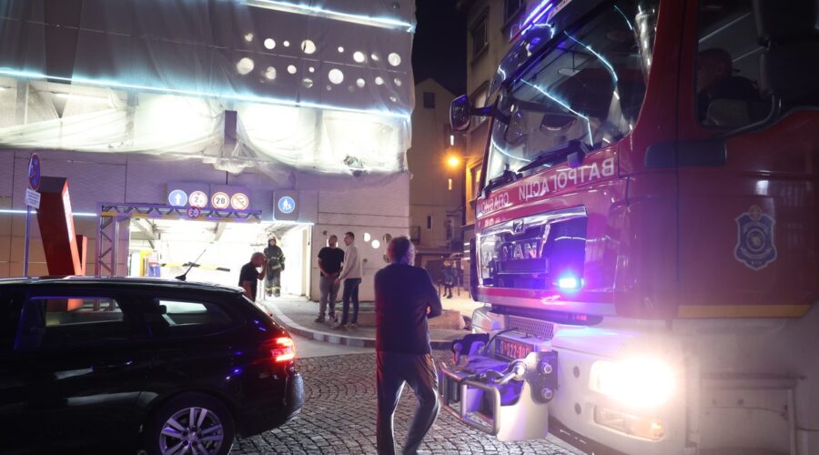 (Foto, video) Požar u garaži na Obilićevom vencu! Zapalila se mreža na fasadi, na terenu policija i vatrogasci