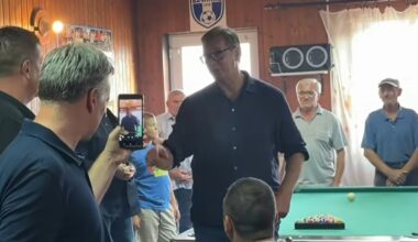 “Fudbal, kafana, zajecarsko, usput i ozbiljne stvari” Vučić proveo popodne sa meštanima Podunavskog okruga: “Putevi kao pista i obnovljena škola” (video)