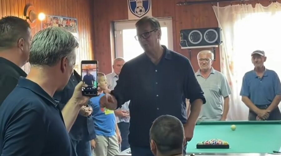 “Fudbal, kafana, zajecarsko, usput i ozbiljne stvari” Vučić proveo popodne sa meštanima Podunavskog okruga: “Putevi kao pista i obnovljena škola” (video)