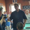 "Fudbal, kafana, zajecarsko, usput i ozbiljne stvari" Vučić proveo popodne sa meštanima Podunavskog okruga: "Putevi kao pista…