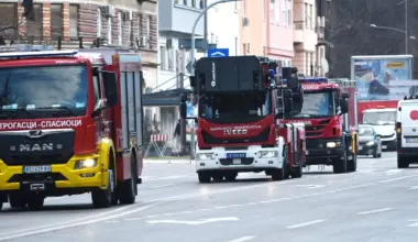 Gori zgrada u Novom Sadu: Hitna evakuacija 32 stanara, povređene četiri osobe VIDEO