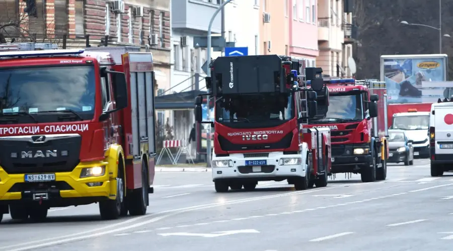 Gori zgrada u Novom Sadu: Hitna evakuacija 32 stanara, povređene četiri osobe VIDEO