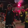 Građani Vranja dočekali studente bicikliste: U centru se okupili i simpatizeri SNS, kordon policije između dva skupa VIDEO