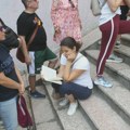 Građani satima čekaju da podrže studentsku listu: "Stojimo jer studenti su naša budućnost"