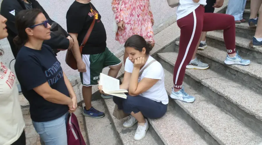 Građani satima čekaju da podrže studentsku listu: “Stojimo jer studenti su naša budućnost”