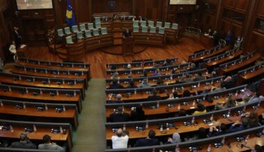 Grupa demonstranata kamenicama gađala zgradu kosovske Vlade | Srpska dijaspora