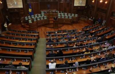 Grupa demonstranata kamenicama gađala zgradu kosovske Vlade | Srpska dijaspora