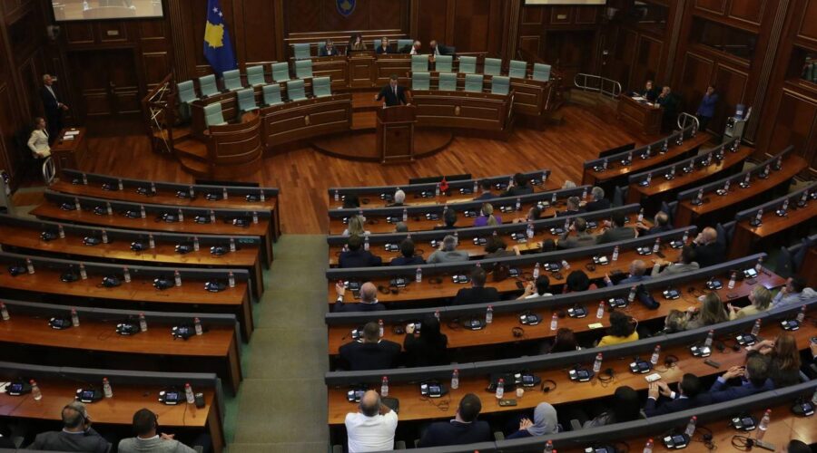 Grupa demonstranata kamenicama gađala zgradu kosovske Vlade | Srpska dijaspora