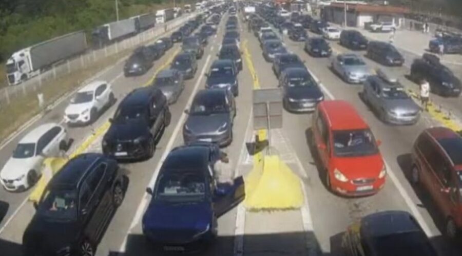 HAOS NA GRANICAMA: Kolonama na Preševu ne vidi se kraj