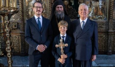 ISTORIJSKA POSETA HILANDARU: Tri generacije Karađorđevića prvi put zajedno na Svetoj Gori, igumanu Metodiju uručena Karađorđeva zvezda! (VIDEO)