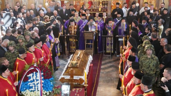 ГЕНЕРАЛ ПОДНЕО ЖРТВУ ЗА СВОЈ РОД Патријарх: Име Ратка Младића остаће дубоко уткано у памћење и молитве српског народа ГЕНЕРАЛ ПОДНЕО ЖРТВУ ЗА СВОЈ РОД Патријарх: Име Ратка Младића остаће дубоко уткано у памћење и молитве српског народа