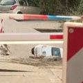 Izvučen automobil iz rupe na Voždovcu: Evakuisani stanari još uvek nisu vraćeni u svoje domove