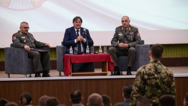 ГАШИЋ РАЗГОВАРАО СА КАДЕТИМА И УЧЕНИЦИМА ВОЈНИХ ШКОЛА: Један од важних задатака је даље јачање војног школства ГАШИЋ РАЗГОВАРАО СА КАДЕТИМА И УЧЕНИЦИМА ВОЈНИХ ШКОЛА: Један од важних задатака је даље јачање војног школства
