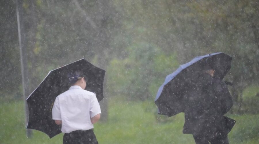 KIŠA ĆE I DANAS PADATI: Detaljna vremenska prognoza, evo kolike nas temperature očekuju