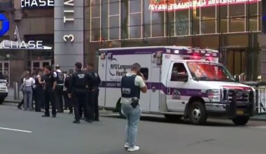 KRVOPROLIĆE NA TAJMS SKVERU: Pomahnitala žena nožem ubila jednu, ranila drugu osobu, policija je ubila na mestu! (VIDEO)