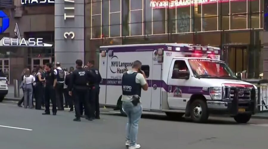 KRVOPROLIĆE NA TAJMS SKVERU: Pomahnitala žena nožem ubila jednu, ranila drugu osobu, policija je ubila na mestu! (VIDEO)