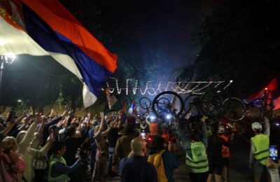 Kreni-Promeni: Naprednjaci u Nišu primoravaju zaposlene da dođu na kontraskup zbog studenata | Srpska dijaspora