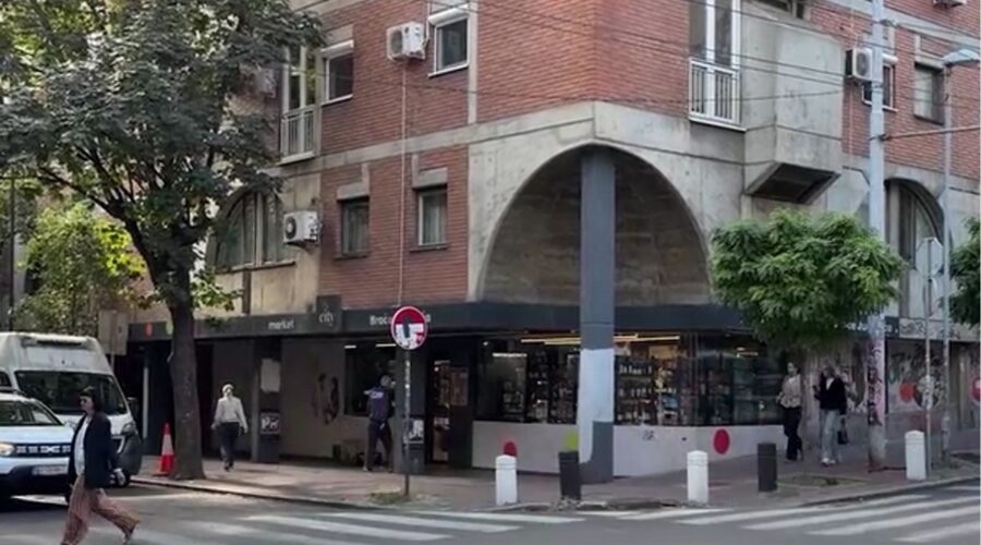 LEKARI SE BORE ZA ŽIVOT HEROJA BEOGRADA: Tinejdžer (18) izboden jer je branio beskućnika od siledžija! (VIDEO)