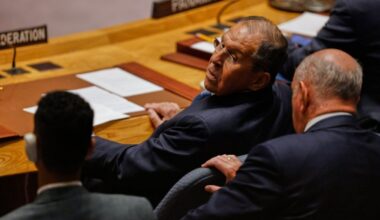 DEMONIZACIJA RUSIJE, NI OLUJA U NjUJORKU NISU SPREČILI NOVINARE DA SE GURAJU DO LAVROVA: Ruski diplomata zaludeo medije, sala dubke pune