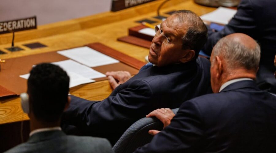 DEMONIZACIJA RUSIJE, NI OLUJA U NjUJORKU NISU SPREČILI NOVINARE DA SE GURAJU DO LAVROVA: Ruski diplomata zaludeo medije, sala dubke pune
