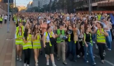 MATURANTI NA EKSKURZIJAMA NA DAN IZBORA, ALI ŽELE DA GLASAJU: Prave se spiskovi i traže od škole da obezbede prevoz do ambasada!