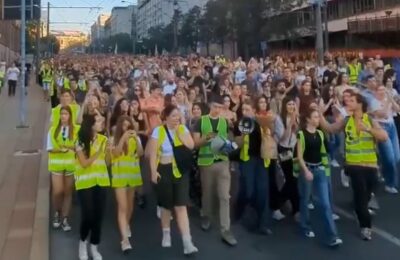 MATURANTI NA EKSKURZIJAMA NA DAN IZBORA, ALI ŽELE DA GLASAJU: Prave se spiskovi i traže od škole da obezbede prevoz do ambasada!