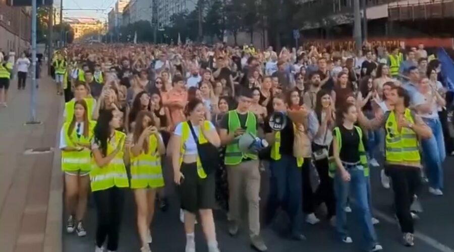MATURANTI NA EKSKURZIJAMA NA DAN IZBORA, ALI ŽELE DA GLASAJU: Prave se spiskovi i traže od škole da obezbede prevoz do ambasada!