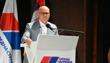 MILOŠ VUČEVIĆ ZLOUPOTREBIO DECU ZA PREDIZBORNU KAMPANJU: Roditelji potpisali saglasnost za promociju sporta, deca završila u spotu SNS! (VIDEO)