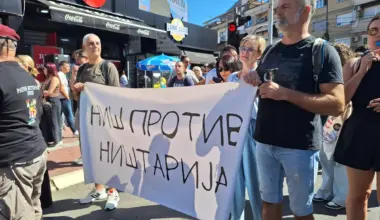 “Magdalena, stojimo uz tebe”: Oglasili se studenti u blokadi nakon što je novinarka napadnuta dok je snimala SNS štand u Nišu