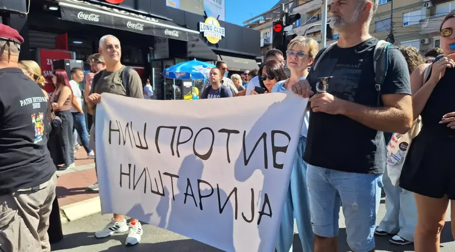“Magdalena, stojimo uz tebe”: Oglasili se studenti u blokadi nakon što je novinarka napadnuta dok je snimala SNS štand u Nišu