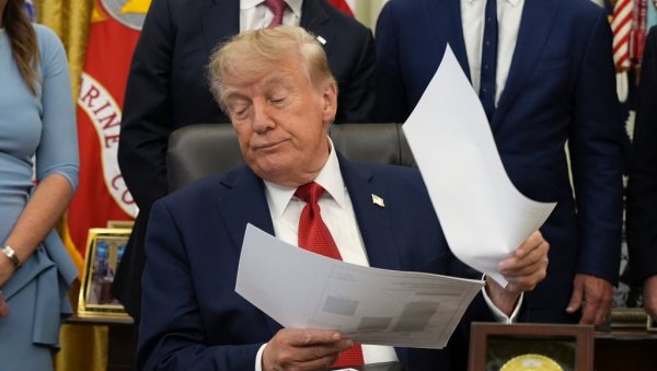 ТРАМП ИЗБАЦИО ЦНН, МСНБЦ И ПОЛИТИКО ИЗ БЕЛЕ КУЋЕ: Медији не треба да пишу фикцију и лажи о председнику САД ТРАМП ИЗБАЦИО ЦНН, МСНБЦ И ПОЛИТИКО ИЗ БЕЛЕ КУЋЕ: Медији не треба да пишу фикцију и лажи о председнику САД