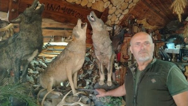 ОДСТРЕЛИО ЧАК 51 ВУКА: Мехо Угљанин из Сјенице најуспешнији ловац на Балкану и један од најбољих у Европи ОДСТРЕЛИО ЧАК 51 ВУКА: Мехо Угљанин из Сјенице најуспешнији ловац на Балкану и један од најбољих у Европи