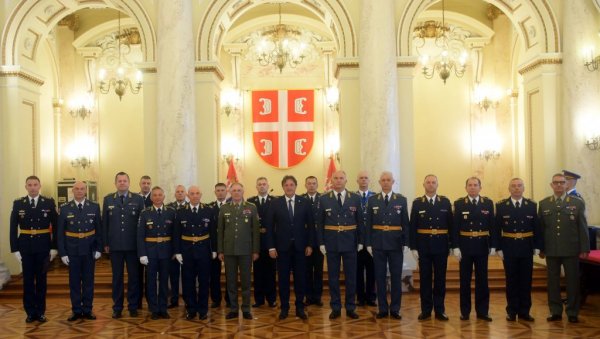 ВЕЛИКО ПРИЗНАЊЕ: Гашић официрима Војске Србије уручио указе о унапређењима и постављењима на нове дужности (ФОТО)