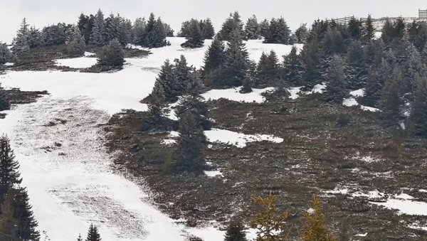 СНЕГ И ДАЉЕ ВЕЈЕ НА КОПАОНИКУ, ФОРМИРАО СЕ СНЕЖНИ ПОКРИВАЧ Време у Србији: Могући и пљускови снега са грмљавином СНЕГ И ДАЉЕ ВЕЈЕ НА КОПАОНИКУ, ФОРМИРАО СЕ СНЕЖНИ ПОКРИВАЧ Време у Србији: Могући и пљускови снега са грмљавином