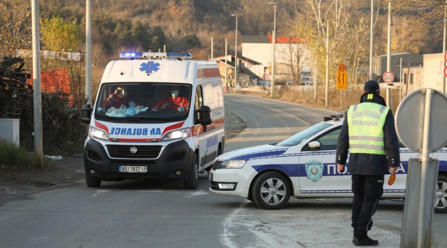Muškarac (60) doživeo srčani udar pa sleteo s puta! Drama kod Novog Pazara: Policija i Hitna pomoć jedva stigli do njega
