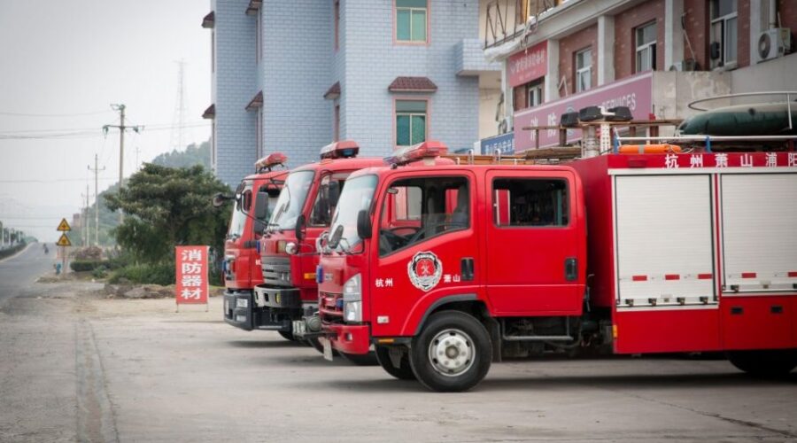 NAJMANJE ŠESTORO POGINULO U STRAVIČNOM POŽARU: Vatrogasci na licu mesta