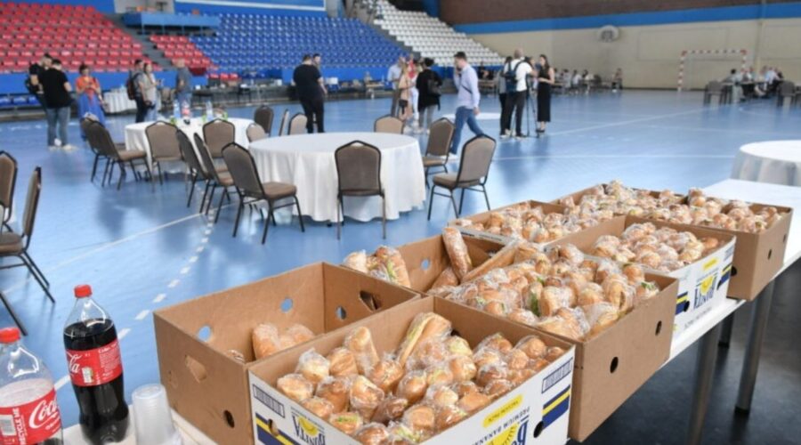 NAKON OTKAZIVANJA MITINGA SNS U NOVOM SADU: Kifle namenjene za 1.500 sendviča date Domu za decu sa smetnjama u razvoju u Subotici umesto svežeg hleba!
