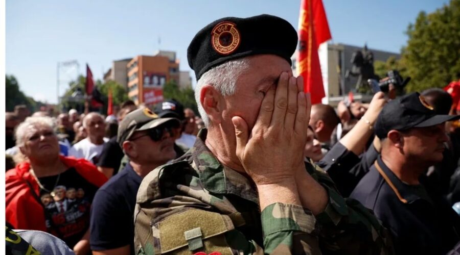 NAKON PRESUDE U HAGU DOŠLO DO INCIDENATA: Okupljanje i dešavanja ispred zgrade EULEX-a na Kosovu i Metohiji! (VIDEO)