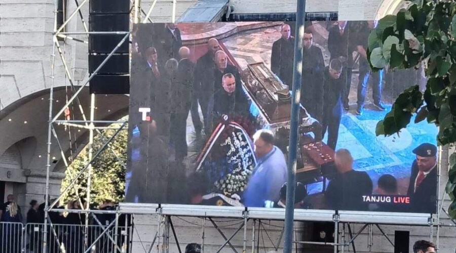 NAROD SE OPRAŠTA OD GENERALA RATKA MLADIĆA