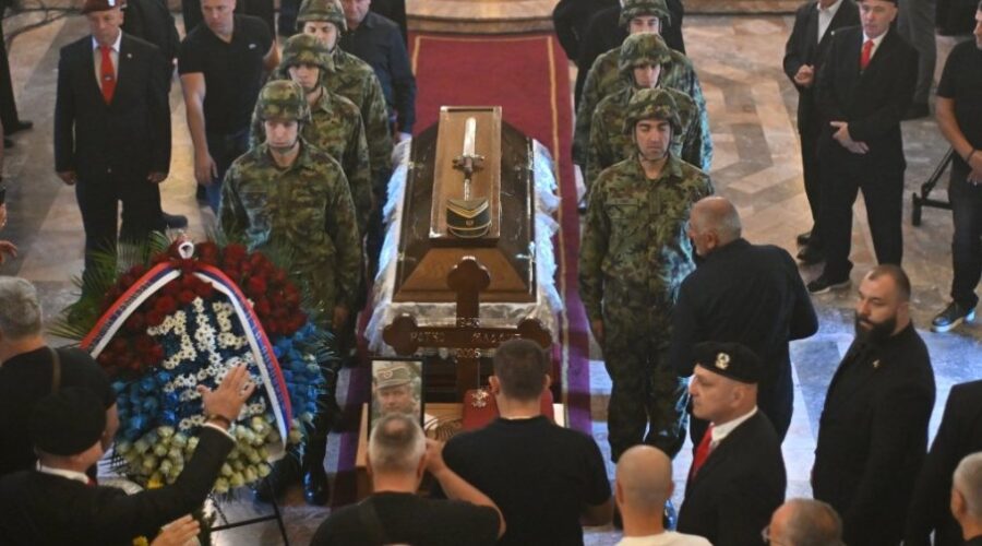NAROD SE OPRAŠTA OD GENERALA RATKA MLADIĆA (FOTO/VIDEO)