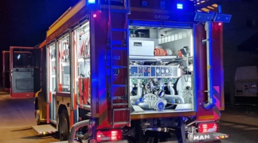 NAVIJAČI ZAPALILI KALEMEGDAN: Bakljada izazvala požar kod Pobednika, sreća pa su vatrogasci brzo reagovali!