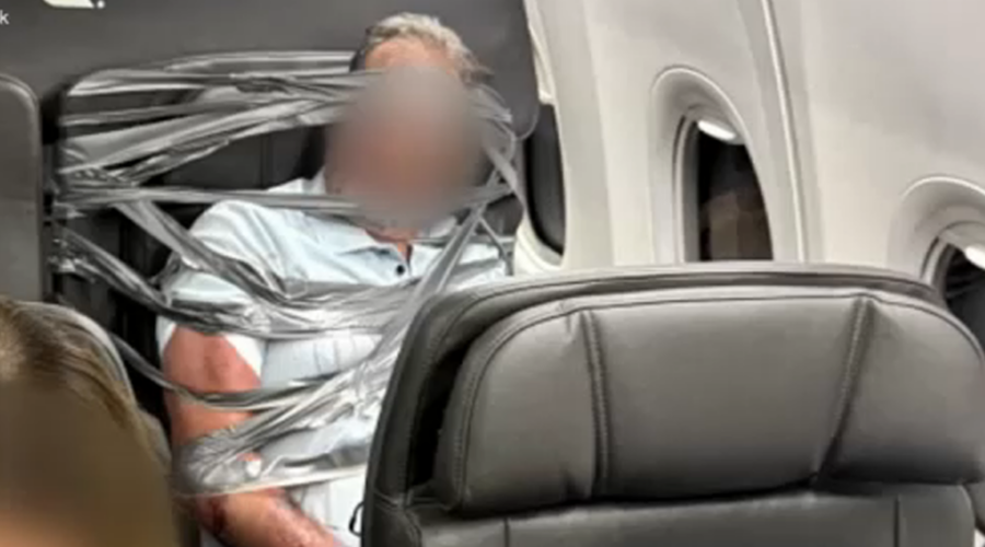 NEOBIČNA SCENA NA LETU ZA NJUJORK: Putnika oblepili lepljivom trakom zbog rasističkih komentara u avionu!
