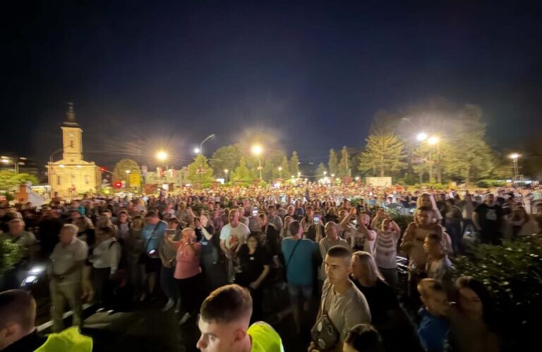 Na hiljade ljudi dočekalo studente u Milanovcu i Zrenjaninu Studenti biciklisti stigli u Zrenjanin, pridružio im se i prvi na Studentskoj listi Ilija Srdanović