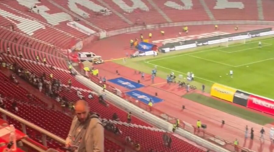 Na polupraznoj Marakani Srbija izgubila od Grčke, a navijači u crnom skandirali Ratku Mladiću
