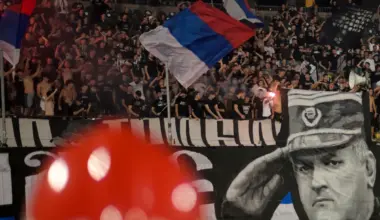Navijači večitih rivala zajedno skandirali ime Ratka Mladića pred početak derbija