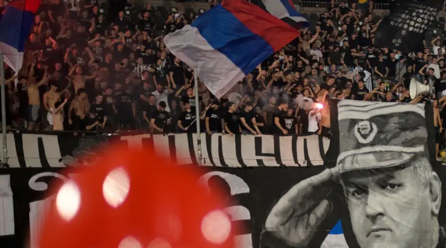 Navijači večitih rivala zajedno skandirali ime Ratka Mladića pred početak derbija
