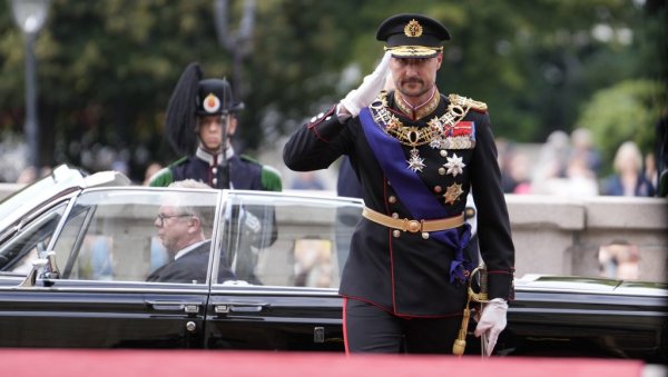 ХОКОН VIII ЈЕ НОВИ КРАЉ НОРВЕШКЕ: Положио заклетву пред Парламентом (ФОТО) ХОКОН VIII ЈЕ НОВИ КРАЉ НОРВЕШКЕ: Положио заклетву пред Парламентом (ФОТО)