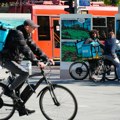 Nova Ekonomija: Šta čeka dostavljače Wolta i Glova – Srbija mora da menja Zakon o radu