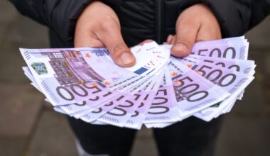 Novac stiže za 4 znaka: Evo ko će dobiti pare do 26. septembra, a jedan znak treba da igra igre na sreću | Srpska dijaspora